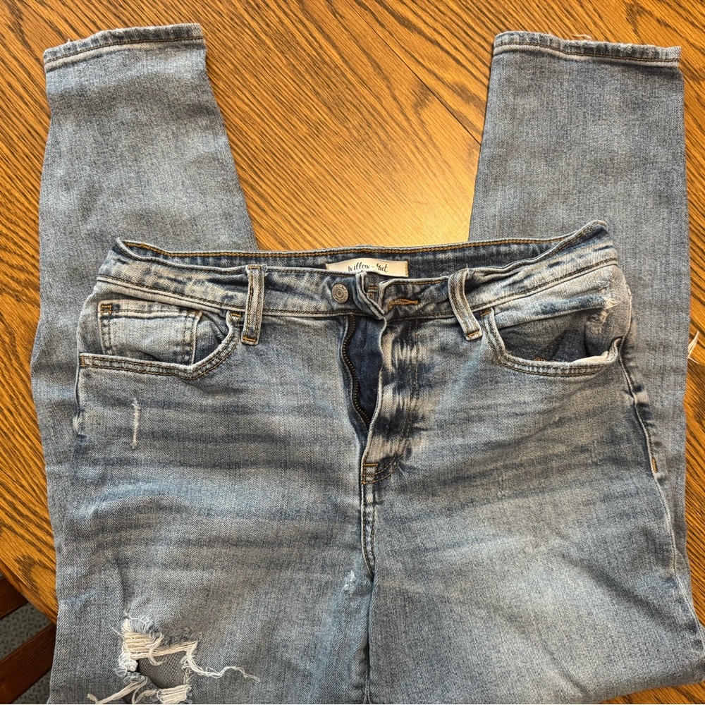 Blue Skinny Jeans with Distressed Details and Tapered Ankle